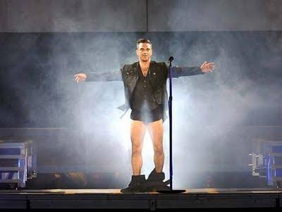 Cardiff: Robbie Williams finisce le canzoni senza i pantaloni