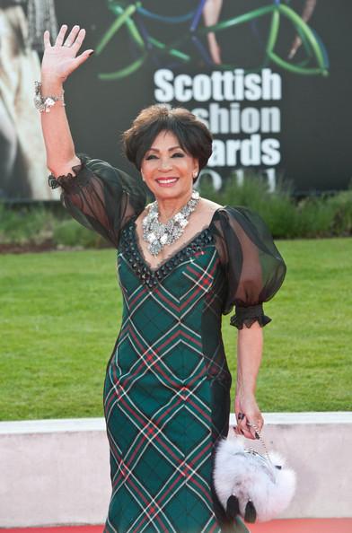 SHIRLEY BASSEY FAVOLOSA AGLI SCOTTISH FASHION AWARDS