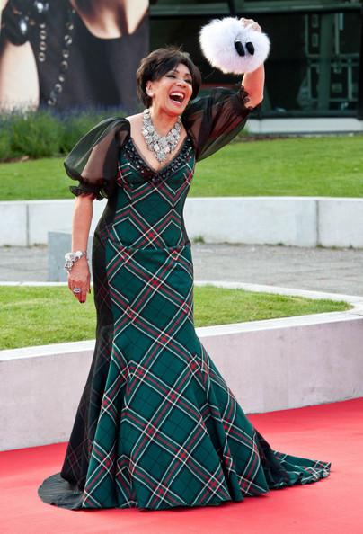 SHIRLEY BASSEY FAVOLOSA AGLI SCOTTISH FASHION AWARDS