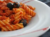 Fusilli pomodoro, tonno olive nere