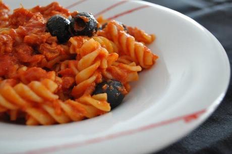 Fusilli al pomodoro, tonno e olive nere