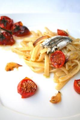 Scialatielli con pomodorini gratinati, alici marinate e cipolla caramellata