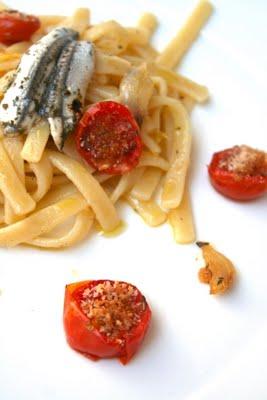 Scialatielli con pomodorini gratinati, alici marinate e cipolla caramellata