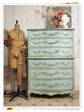 Shabby chic on Friday: shabby armoire...