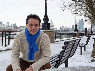 Blue scarf for the days before Christmas in London