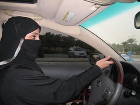 Alla guida dell'auto, per protestare contro l'ottusità.