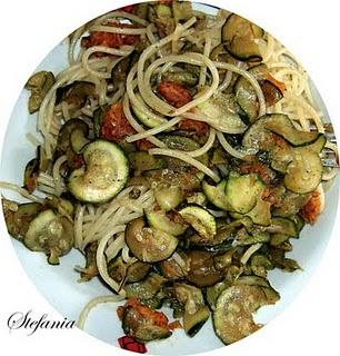 Spaghetti con zucchine, carote e scaglie di pecorino romano