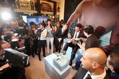 David Gandy firma autografi a Milano: La Rinascente fa il pienone di gente (foto e video)