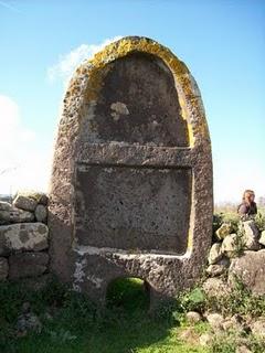 ARCHEOLOGIA SARDA: VISITA ALLA TOMBA DEI GIGANTI IMBERTIGHE - BORORE