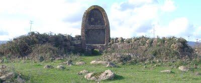 ARCHEOLOGIA SARDA: VISITA ALLA TOMBA DEI GIGANTI IMBERTIGHE - BORORE