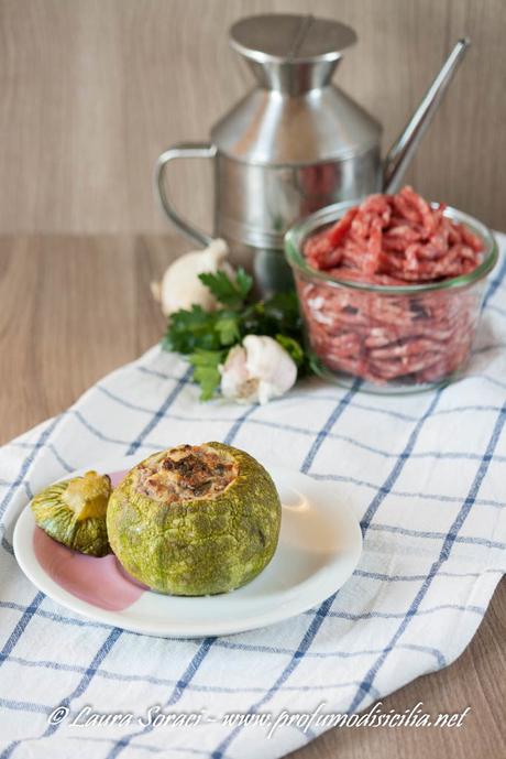 Zucchine Tonde Ripiene di Carne Zucchine Tonde Ripiene sono dei piccoli scrigni di sapore da servire in tavola per tutta la famiglia