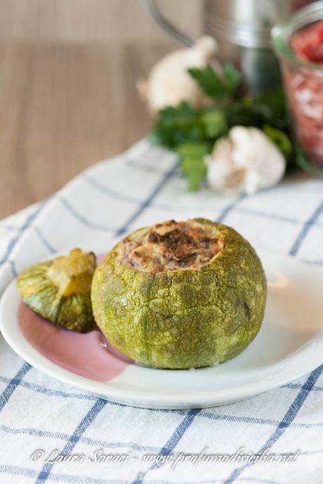 Zucchine Tonde Ripiene di Carne Avete mai preparato le zucchine tonde al forno? Con questa semplice ricetta la vostra casa profumerà di buono