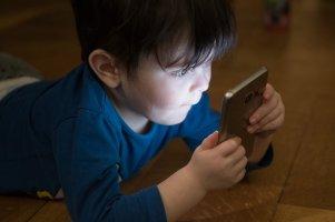 Bambini: troppe ore davanti allo schermo aumentano il rischio di Adhd bambino schermo