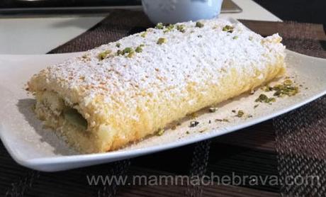 Rotolo veloce farcito con crema di pistacchio rotolo veloce