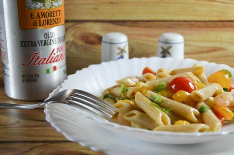 Pasta fredda con mozzarella, gamberetti e insalatina verde Pasta fredda con mozzarella, gamberetti e insalatina verde