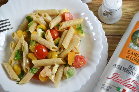 Pasta fredda con mozzarella, gamberetti e insalatina verde Pasta fredda con mozzarella, gamberetti e insalatina verde
