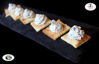 Biscottini di brisè con Fior di Neve del Caseificio Valvaraita alle erbe fini Biscottini di brisè con Fior di Neve del Caseificio Valvaraita alle erbe fini