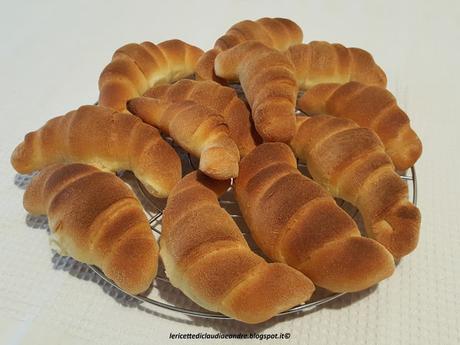 Cornetti salati e torta roselline alle olive https://lericettediclaudiaeandre.blogspot.com/