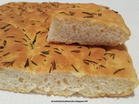 Focaccia con semola rimacinata al rosmarino https://lericettediclaudiaeandre.blogspot.com/