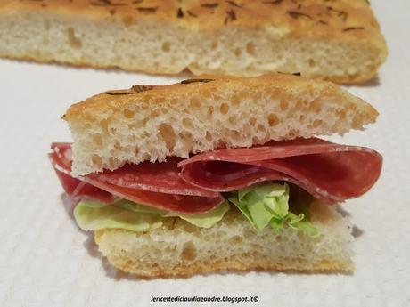 Focaccia con semola rimacinata al rosmarino https://lericettediclaudiaeandre.blogspot.com/