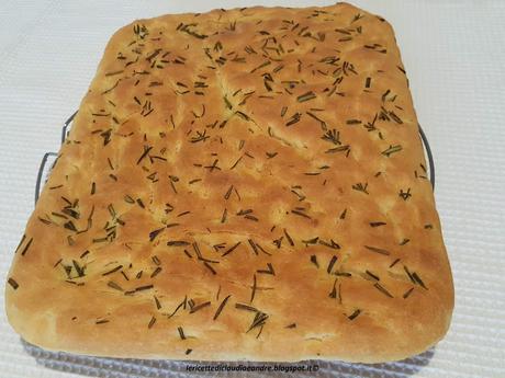 Focaccia con semola rimacinata al rosmarino https://lericettediclaudiaeandre.blogspot.com/
