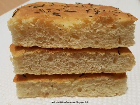 Focaccia con semola rimacinata al rosmarino https://lericettediclaudiaeandre.blogspot.com/