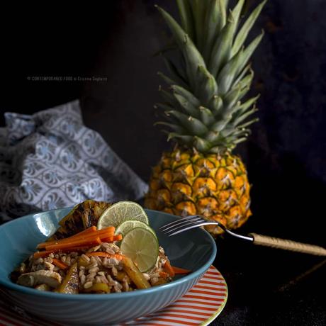 Farro in insalata con pollo, ananas grigliato, lime e carote Farro in insalata con pollo, ananas grigliato, lime e carote