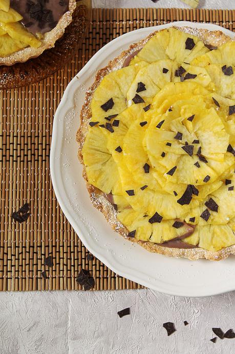 La crostata estiva alla crema latte e cacao e carpaccio d'ananas La crostata estiva alla crema latte e cacao e carpaccio d'ananas