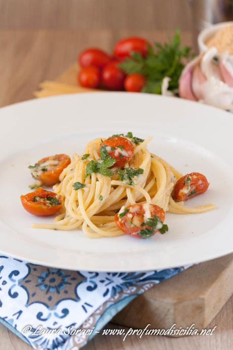 Spaghetti alla Carrettiera con Pomodorini Grigliati Spaghetti per la cena di mezzanotte in Sicilia