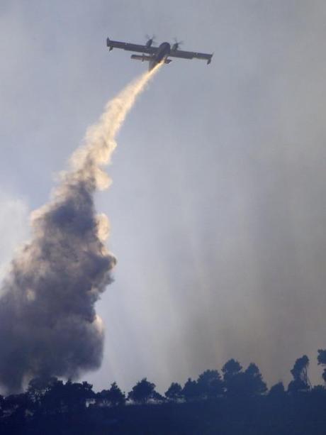 Canadair in azione sull'Inici