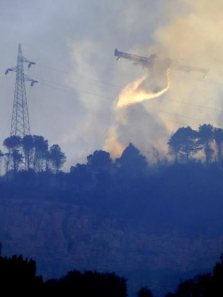 Un Canadair in azione sull'Inici