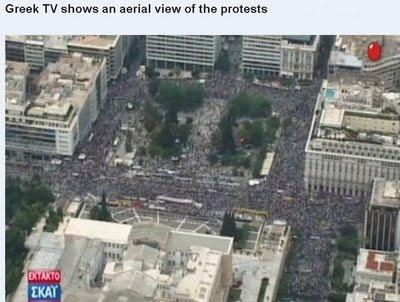 Il Parlamento di Atene è sotto ASSEDIO (la CULLA della Democrazia ci sta insegnando come fare....)