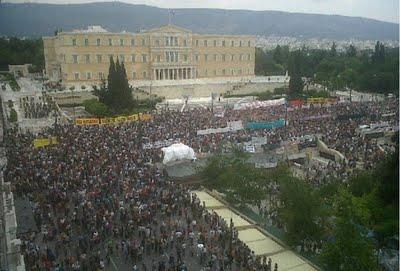 Il Parlamento di Atene è sotto ASSEDIO (la CULLA della Democrazia ci sta insegnando come fare....)