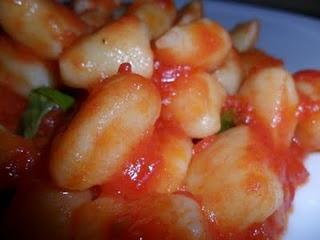 GNOCCHI POMODORO E BASILICO............E...IL RITORNO AL NERO....