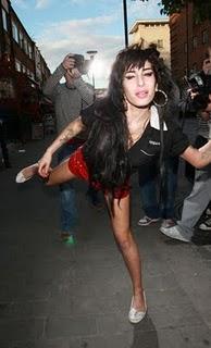Winehouse ubriaca e fischiata a Belgrado: Amy non si regge in piedi