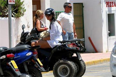 Nicole Minetti gira in quad e si fa nera a Formentera