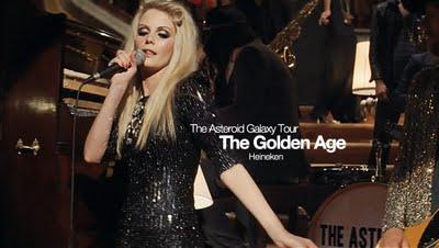Gli Asteroids Galaxy Tour hanno cantato The Golden Age per la Heineken