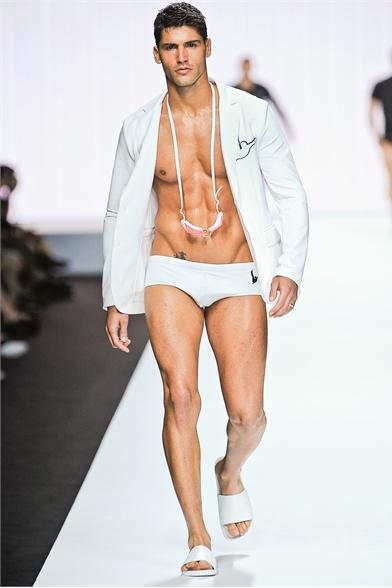 Quick review: Dirk Bikkermbergs, Iceberg, John Richmond, Etro [MilanoModaUomo SS 2012]