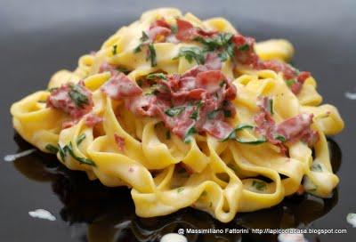 Fetuccine all'uovo con besciamella, rucola e bresaola