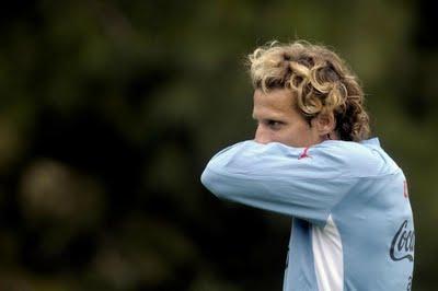 Forlan e Zaira annullano le nozze: accuse di omosessualità per il calciatore