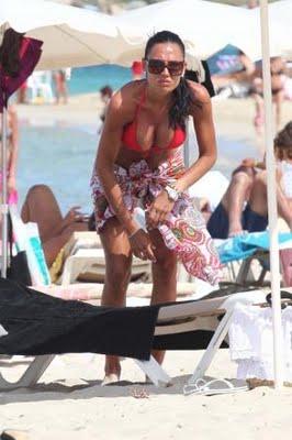 NICOLE MINETTI CON UN DECOLLETE ESPLOSIVO A FORMENTERA