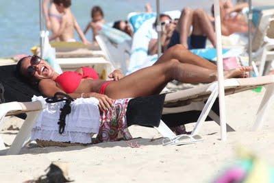 NICOLE MINETTI CON UN DECOLLETE ESPLOSIVO A FORMENTERA