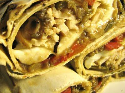 IL RESPIRO DELLA VITA - ROTOLI DI PIADINA SFOGLIATA CON NOTE PICCANTI DI JALAPENO, POLLO, VERDURE E MOZZARELLA