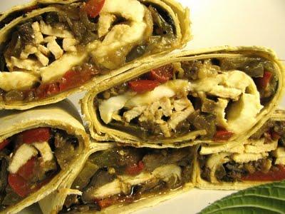 IL RESPIRO DELLA VITA - ROTOLI DI PIADINA SFOGLIATA CON NOTE PICCANTI DI JALAPENO, POLLO, VERDURE E MOZZARELLA