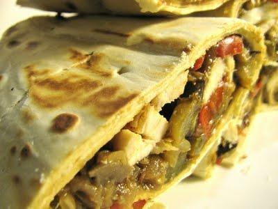 IL RESPIRO DELLA VITA - ROTOLI DI PIADINA SFOGLIATA CON NOTE PICCANTI DI JALAPENO, POLLO, VERDURE E MOZZARELLA