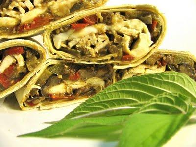 IL RESPIRO DELLA VITA - ROTOLI DI PIADINA SFOGLIATA CON NOTE PICCANTI DI JALAPENO, POLLO, VERDURE E MOZZARELLA