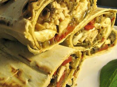 IL RESPIRO DELLA VITA - ROTOLI DI PIADINA SFOGLIATA CON NOTE PICCANTI DI JALAPENO, POLLO, VERDURE E MOZZARELLA