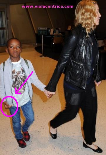 Madonna passeggia il il figlio David, lui fa il dito medio: che cucciolo!