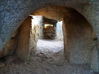 ARCHEOLOGIA SARDA: VISITA ALLA TOMBA DEI GIGANTI DI S'ENA E THOMES - DORGALI