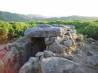 ARCHEOLOGIA SARDA: VISITA ALLA TOMBA DEI GIGANTI DI S'ENA E THOMES - DORGALI